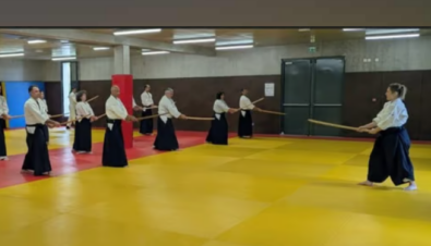 Cours d'Aïkido aux armes sur le tatami du COSEC à Porto-Vecchio