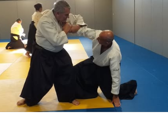 Cours d'Aïkido aux armes en bois, pratique du Bokken au COSEC de Porto-Vecchio